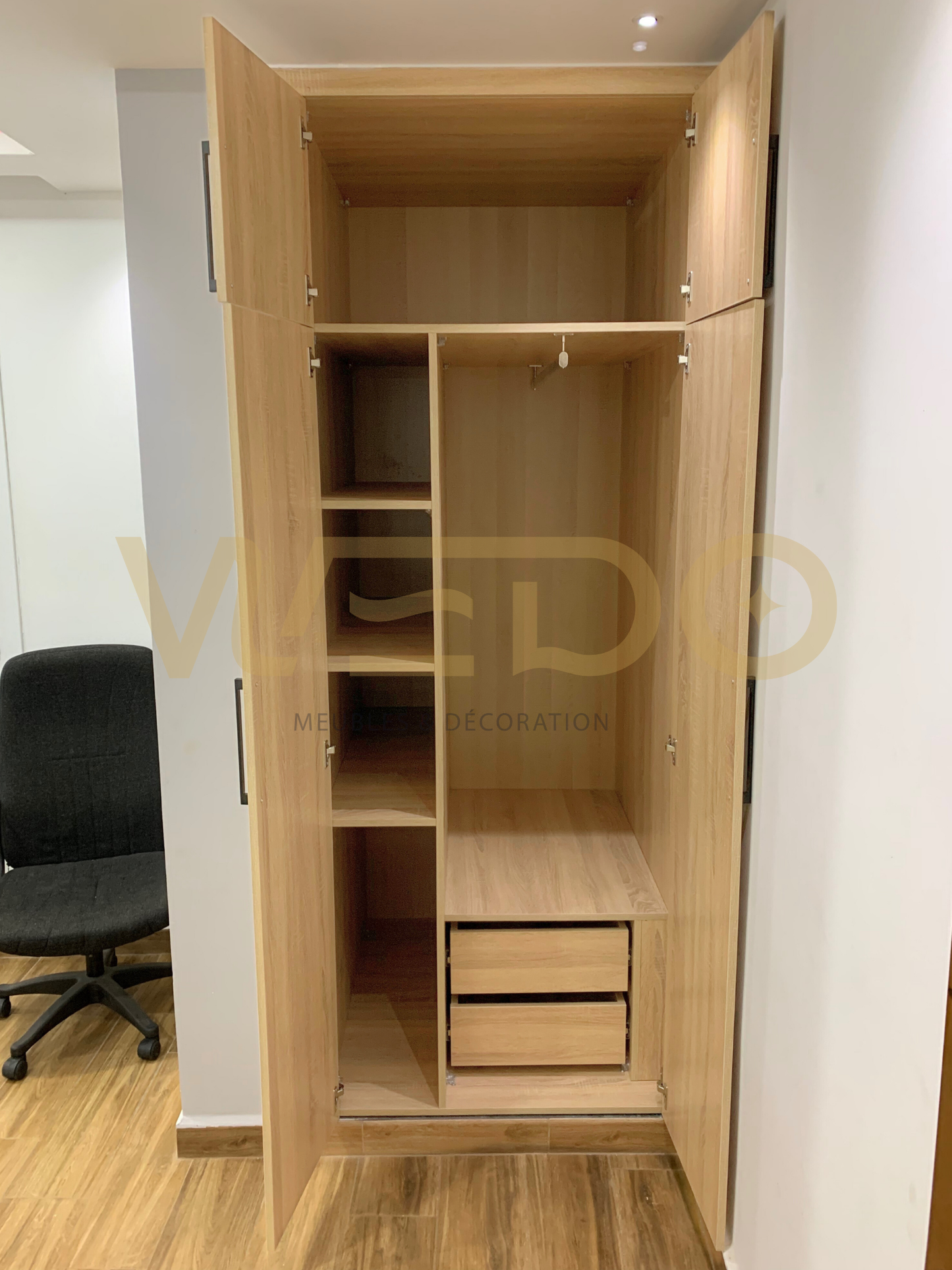 Accès Total : Le Dressing Compact à Portes Ouvrantes, Idéal pour l'Organisation Verticale !