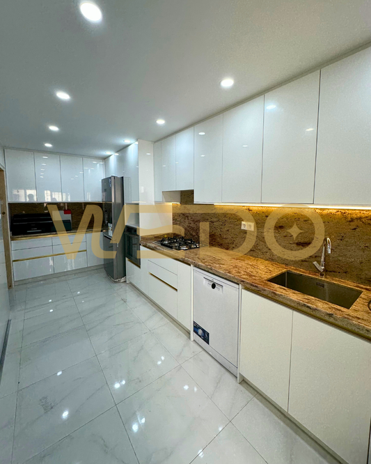 Cuisine Miroir : Blanc Laqué, Granit Fauve et Éclairage LED