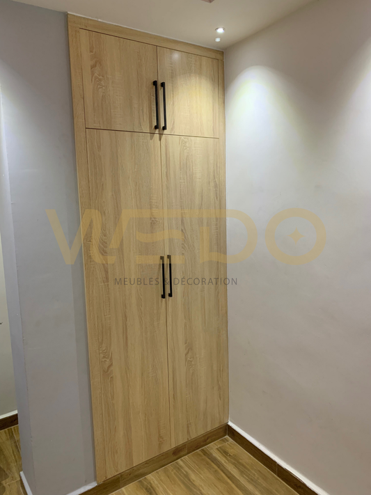 Accès Total : Le Dressing Compact à Portes Ouvrantes, Idéal pour l'Organisation Verticale !