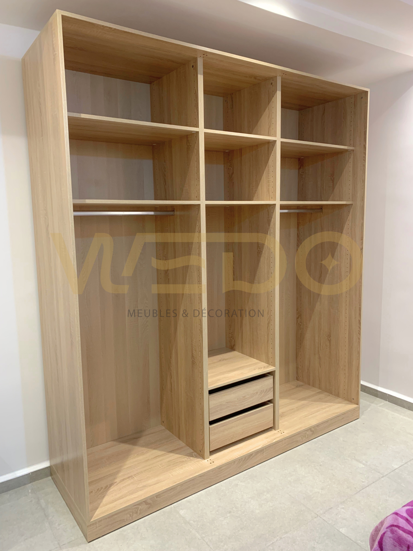 Le Cœur du Rangement : Découvrez l'Espace Optimisé de notre Dressing en MDF Sonoma !