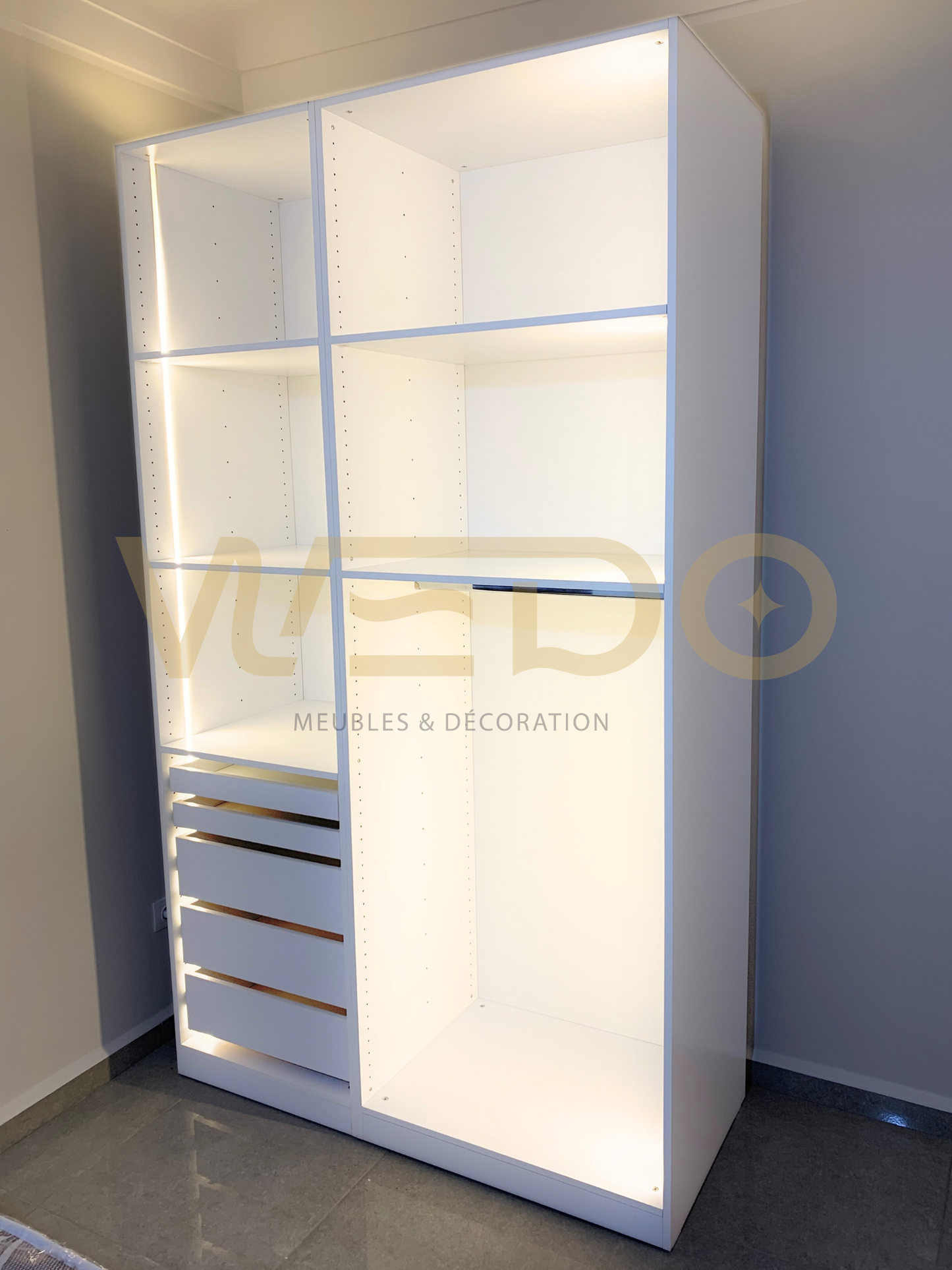 Dressing en I Lumineux & Modulable : L'Organisation Réinventée pour Votre Espace !