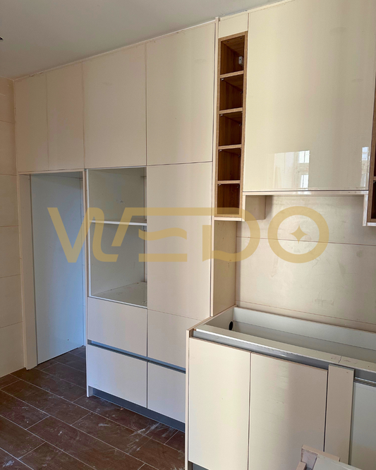 Projet Cuisine Idéal : Un Mur de Rangement Fonctionnel et Chic