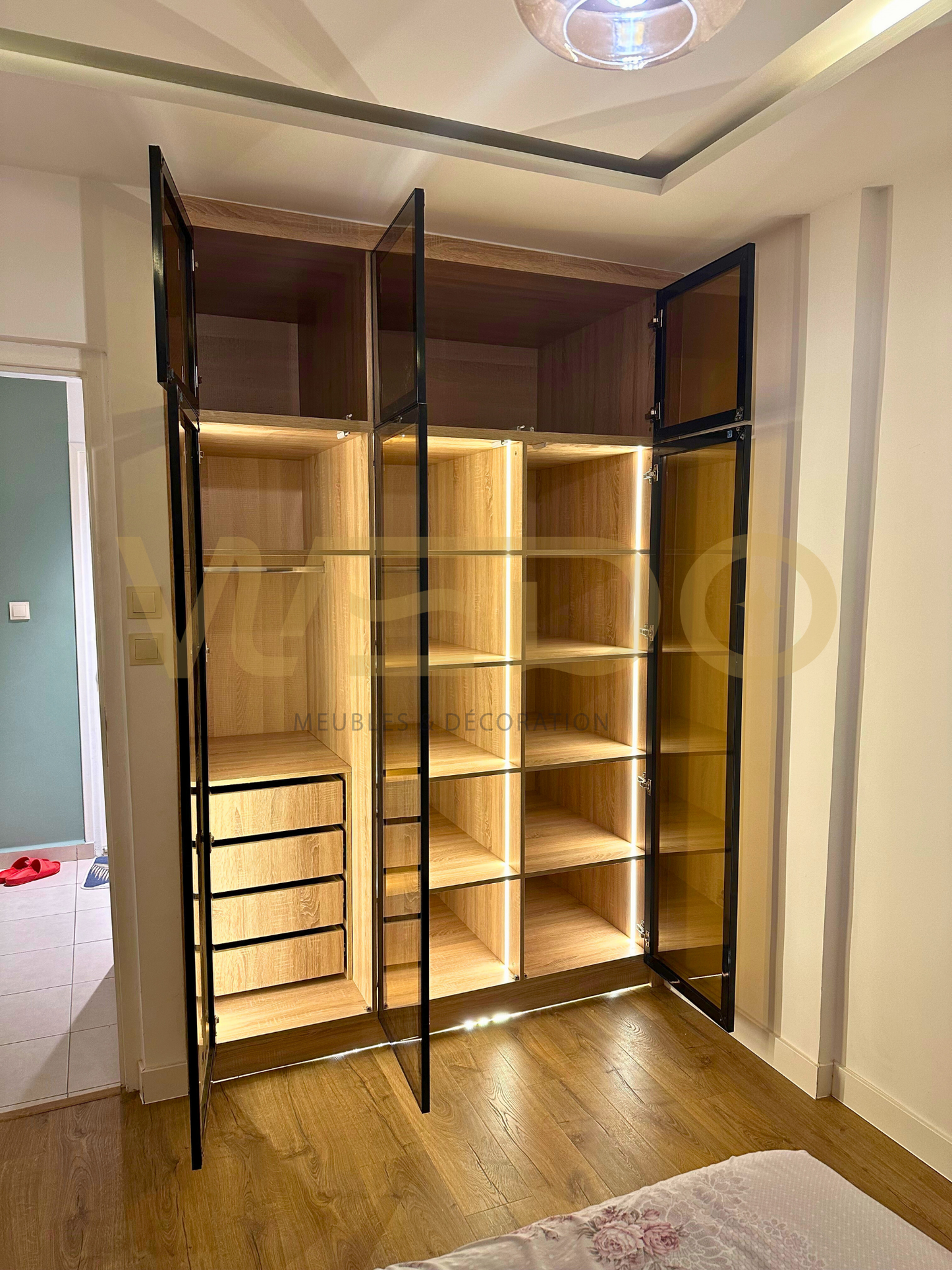 L'Art de l'Exposition : Dressing "Vitrine Luxe" avec Éclairage LED et Ambiance Sonoma !