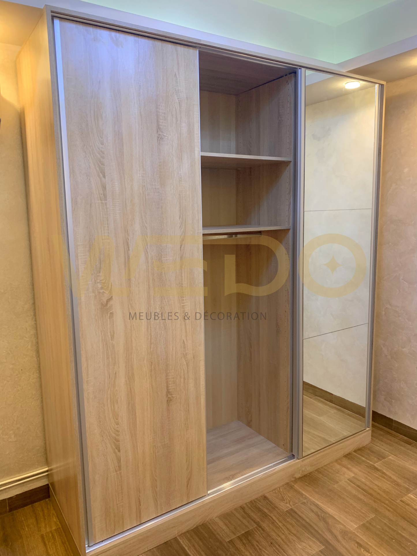 Dressing "Sonoma Miroir" : L'Élégance du Bois Clair au Service d'un Rangement XXL !