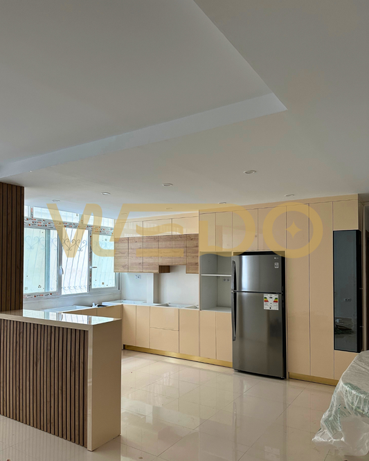 Cuisine Laquée Nude : Luxe, Brillance et Bar Américain Chic