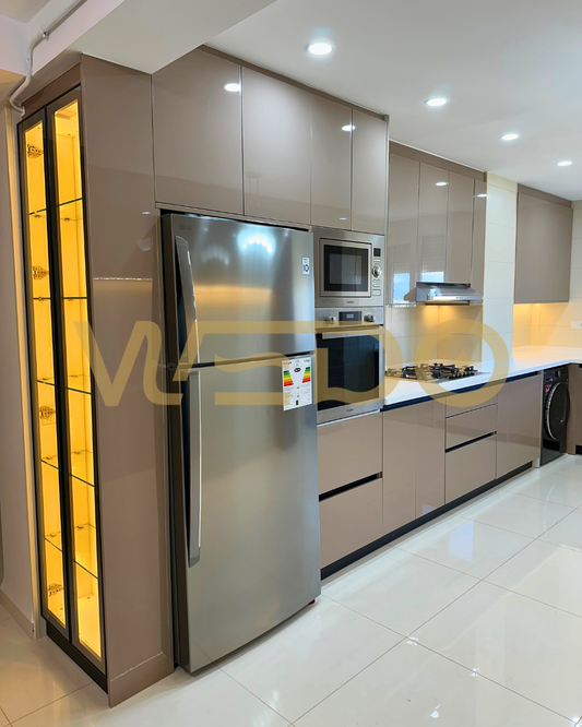 Cuisine Luxe et Lumière : Lignes Épurées et Vitrine Illuminée