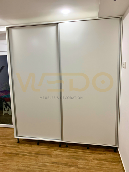 Pureté et Rangement : Le Dressing Coulissant en MDF Blanc pour un Intérieur Lumineux !