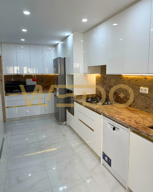 Cuisine Miroir : Blanc Laqué, Granit Fauve et Éclairage LED