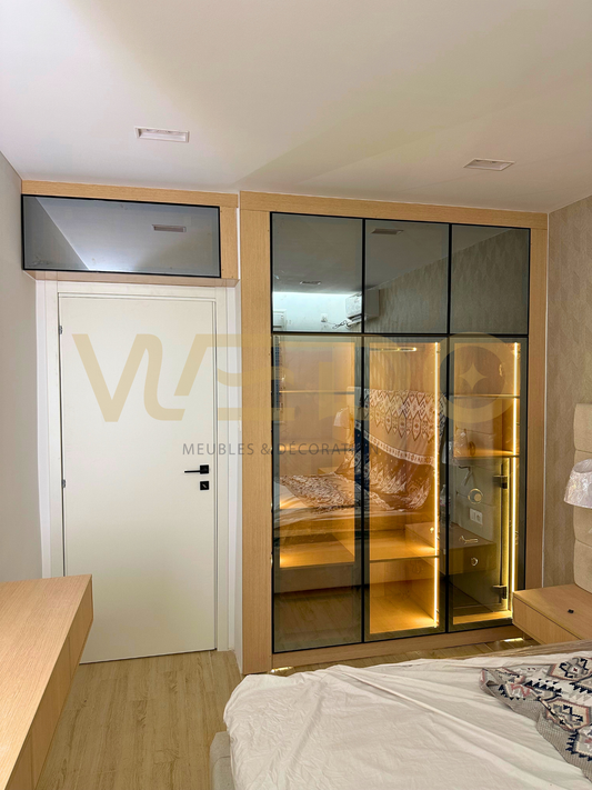 Le Dressing de Luxe : Ambiance Chêne, Portes Vitrées et Éclairage LED pour Sublimer Votre Collection !