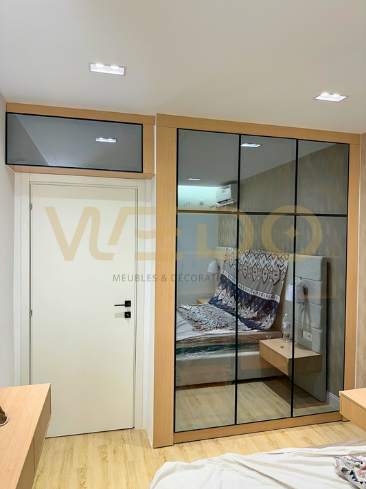 Le Dressing de Luxe : Ambiance Chêne, Portes Vitrées et Éclairage LED pour Sublimer Votre Collection !