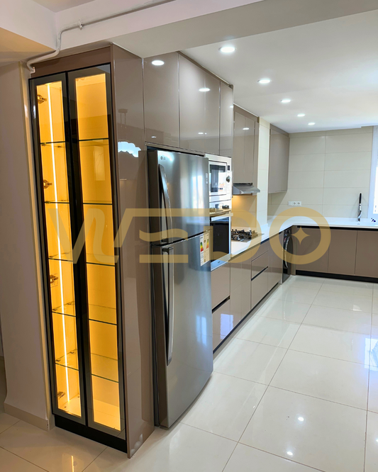 Cuisine Luxe et Lumière : Lignes Épurées et Vitrine Illuminée