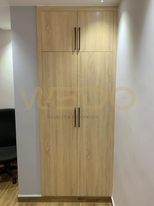 Accès Total : Le Dressing Compact à Portes Ouvrantes, Idéal pour l'Organisation Verticale !